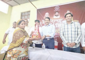 झोपडपट्टी भागातून दिवाळी कीटचे वाटप सुरू