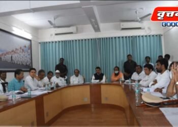 पंढरपूर तीर्थक्षेत्र विकास आराखडा अंतिम करताना सर्वंकष, परिपूर्ण करावा अशी सूचना उपमुख्यमंत्री देवेंद्र फडणवीस यांनी पंढरपुरात लोकप्रतिनिधीसह अधिकाऱ्यांसमवेत झालेल्या बैठकीत केल्या.