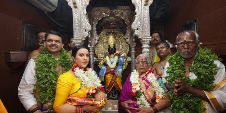 बा… विठ्ठला शेतकरी, कष्टकरी वर्गाला सुजलाम सुफलाम कर!