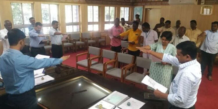 महापालिका अधिकाऱ्यांनी घेतली भ्रष्टाचार निर्मूलनाची शपथ