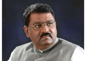 बीडचे भाजप आमदार सुरेश धस यांच्यावर देवस्थानच्या जमिनी बळकावल्याप्रकरणी गुन्हा