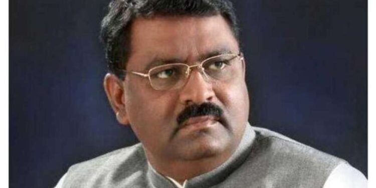 बीडचे भाजप आमदार सुरेश धस यांच्यावर देवस्थानच्या जमिनी बळकावल्याप्रकरणी गुन्हा