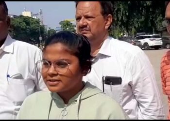 सोलापूरची कन्या – किर्ती भराडिया न थांबता समुद्रात पोहणार 36 किलोमीटर.