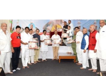 वाचण्याजोगे लिहा किंवा लिहण्याजोगे कार्य करा – राष्ट्रसंत पुलकसागरजी महाराज चातुर्मासामध्ये प्रकाशित विविध बातम्यांचा पुस्तकाचे विमोचन