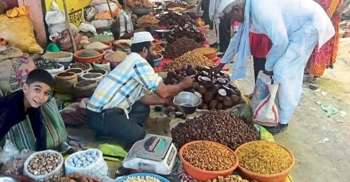 थंडीची हुडहुडी सुरु होताच बाजार पेठेत हळूहळू सुक्यामेव्याचे दुकाने थाटण्यास सुरुवात