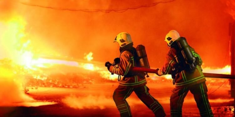 इन्व्हर्टरमुळे घराला आग,एकाच कुटुंबातील 6 दगावले…