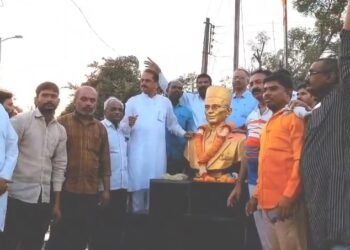 अहमदपूर मधे सावरकरांचा जयघोष करत दुग्धाभिषेक…