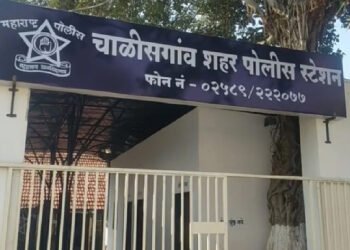 लग्नानंतर दोन्ही मुलीच झाल्याचा राग, पत्नीच्या डोक्यात कुऱ्हाड मारून हत्या आणि स्वत: रेल्वेखाली झोकून देत आत्महत्या…