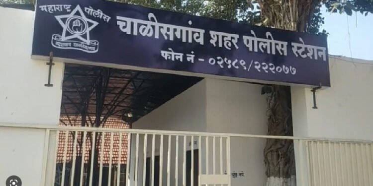 लग्नानंतर दोन्ही मुलीच झाल्याचा राग, पत्नीच्या डोक्यात कुऱ्हाड मारून हत्या आणि स्वत: रेल्वेखाली झोकून देत आत्महत्या…