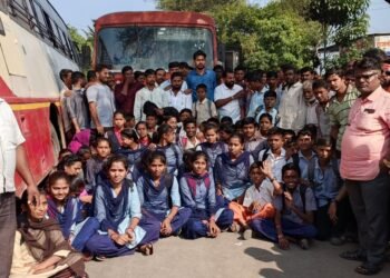 एस.टी. बस थांबत नसल्याच्या कारणावरून निलंगा तालुक्यातील उमरगा हाडगा येथे विद्यार्थ्यांचे दोन तास रास्ता रोको आंदोलन…