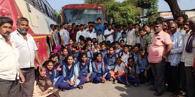 एस.टी. बस थांबत नसल्याच्या कारणावरून निलंगा तालुक्यातील उमरगा हाडगा येथे विद्यार्थ्यांचे दोन तास रास्ता रोको आंदोलन…