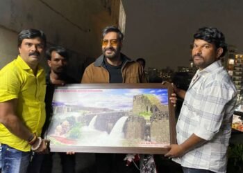 नळदुर्ग येथील एका चाहत्याला तब्बल बावीस वर्षाच्या प्रदीर्घ प्रतीक्षेनंतर अजय देवगणची भेट