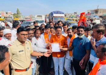 जळकोट :- येथील मनसेच्या रास्ता रोकोस प्रचंड प्रतिसाद, ३० नोव्हेंबर पर्यंत काम पूर्ण करण्याची NHI अधिकाऱ्यांची ग्वाही