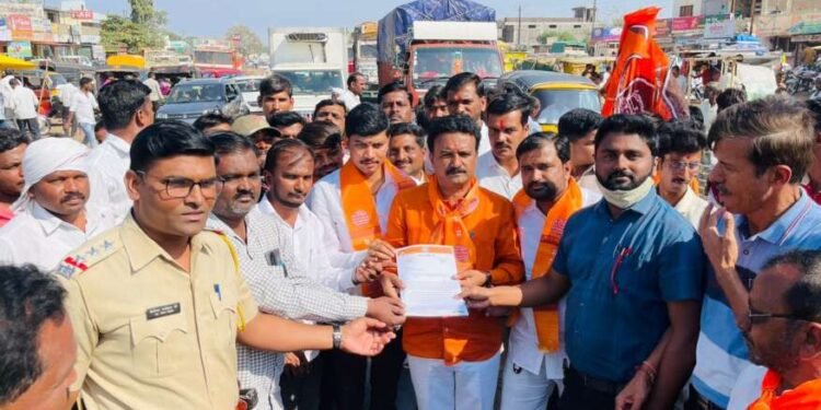 जळकोट :- येथील मनसेच्या रास्ता रोकोस प्रचंड प्रतिसाद, ३० नोव्हेंबर पर्यंत काम पूर्ण करण्याची NHI अधिकाऱ्यांची ग्वाही