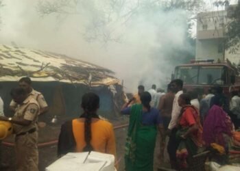 कोल्हापूरच्या शिवाजी पार्कातील झोपडपट्टीला भीषण आग, 15 ते 16 झोपड्या जळून खाक