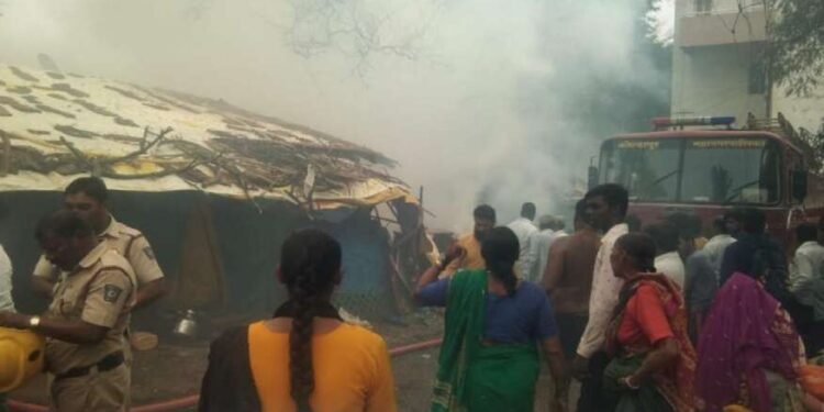 कोल्हापूरच्या शिवाजी पार्कातील झोपडपट्टीला भीषण आग, 15 ते 16 झोपड्या जळून खाक