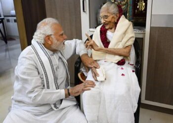 पंतप्रधान मोदींच्या मातोश्रींना अखेरचा निरोप…