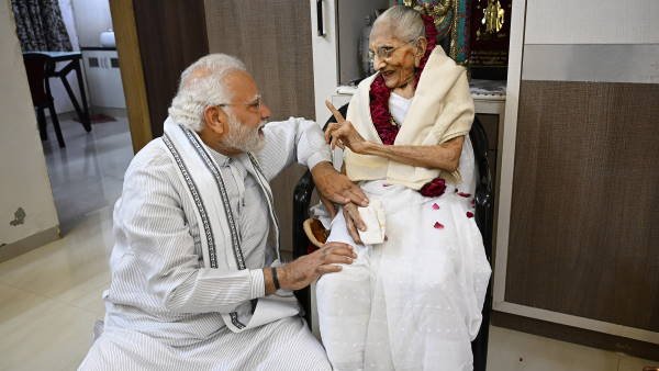 पंतप्रधान मोदींच्या मातोश्रींना अखेरचा निरोप…