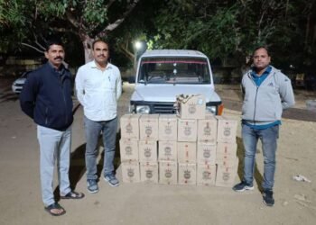 वलांडी येथे स्थानिक गुन्हे शाखेने देशीदारू वाहतूक करताना केली कारवाई…