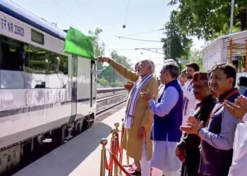 हावडा येथून वंदे भारत एक्स्प्रेसला हिरवी झेंडी दाखवून कोलकाता मेट्रोचे उद्घाटन करताना पंतप्रधान मोदींचे भाषण