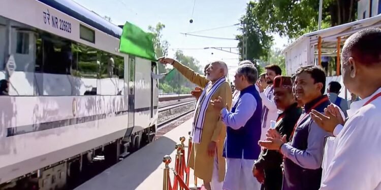 हावडा येथून वंदे भारत एक्स्प्रेसला हिरवी झेंडी दाखवून कोलकाता मेट्रोचे उद्घाटन करताना पंतप्रधान मोदींचे भाषण