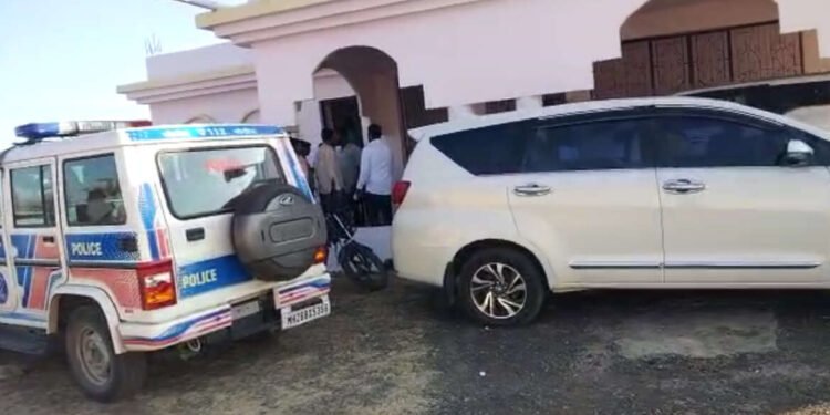 हिंगणघाट चे माजी आ.राजु तिंमाडे कडुन शासकीय विश्रामगृहाच्या रुमची मोडतोड…