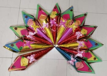 फुलांच्या बुकेला पर्याय म्हणून सोलापुरातील व्यावसायिकाने नॅपकिन बुके…