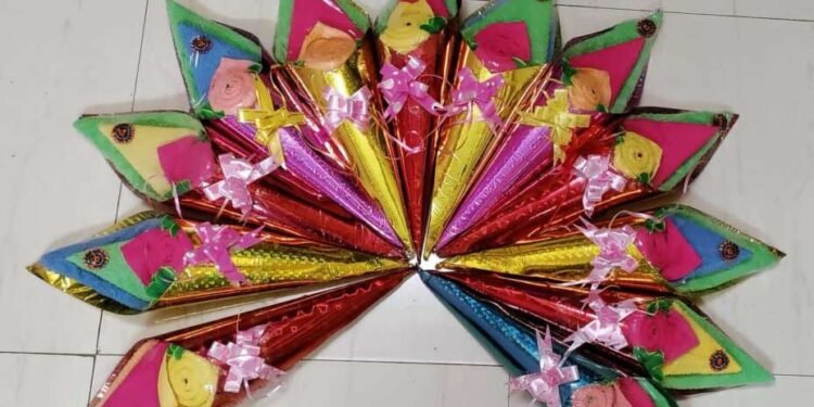 फुलांच्या बुकेला पर्याय म्हणून सोलापुरातील व्यावसायिकाने नॅपकिन बुके…