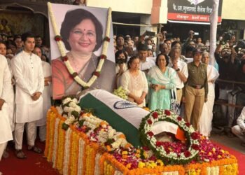 भाजपाच्या आमदार मुक्ताताई टिळक यांचे फडणवीस यांनी पुण्यात अंत्यदर्शन घेतले…