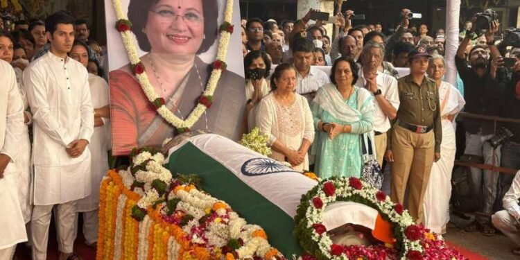 भाजपाच्या आमदार मुक्ताताई टिळक यांचे फडणवीस यांनी पुण्यात अंत्यदर्शन घेतले…