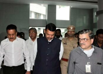 फडणवीस यांनी आज पुण्यात दीनानाथ मंगेशकर रुग्णालयात जाऊन खा. गिरीश बापट यांची भेट घेतली….