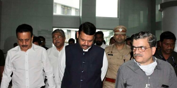 फडणवीस यांनी आज पुण्यात दीनानाथ मंगेशकर रुग्णालयात जाऊन खा. गिरीश बापट यांची भेट घेतली….