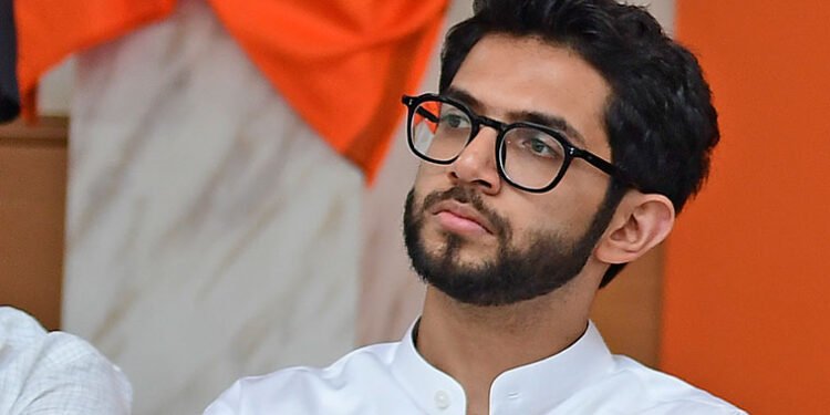 वरळी मध्ये आदित्य ठाकरेंना हा एक मोठा धक्का…