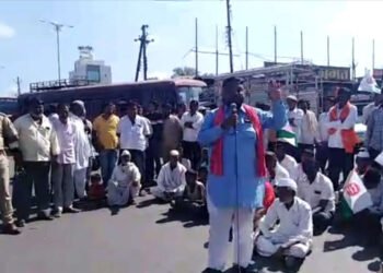 तुळजापूर:- बसस्थानक चौकात स्वाभिमानी शेतकरी संघटना वतीने रस्ता रोको आंदोलन…