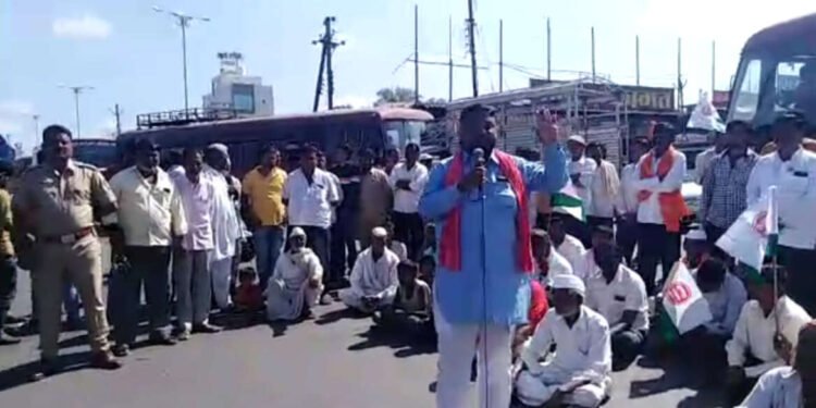 तुळजापूर:- बसस्थानक चौकात स्वाभिमानी शेतकरी संघटना वतीने रस्ता रोको आंदोलन…