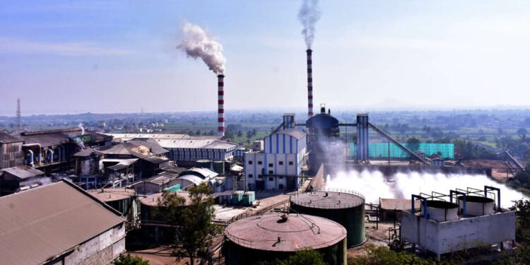 तोट्यातील कारखान्यांबाबत देवेंद्र फडणवीस यांची मोठी घोषणा….