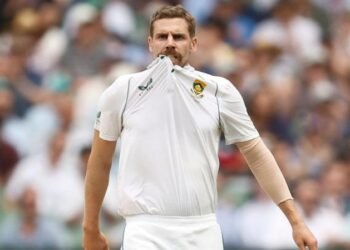 खेळता खेळता कॅमेऱ्याने दिली धडक; खेळाडू जखमी…