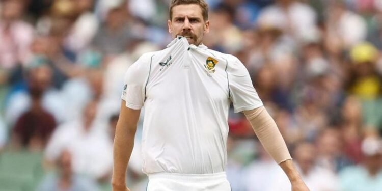 खेळता खेळता कॅमेऱ्याने दिली धडक; खेळाडू जखमी…