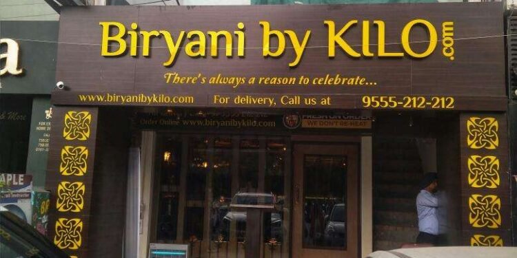 कोल्हापुरातल्या हॉटेलमध्ये पोस्टरवरून वाद, हॉटेलमध्ये औरंगजेबाचा फोटो लावल्याचा आरोप…