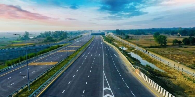 रिल्स साठी पोराने चक्क समृद्धी महामार्गावर केला गोळीबार…