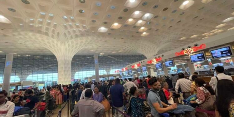 मुंबई विमानतळावर सर्व्हर डाऊन; टर्मिनल 2 वर प्रवाशांची गर्दी