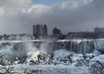 जगप्रसिद्ध नायगारा धबधबा गोठला , अमेरिकेला हिमवादळाचा तडाखा बसला आहे.