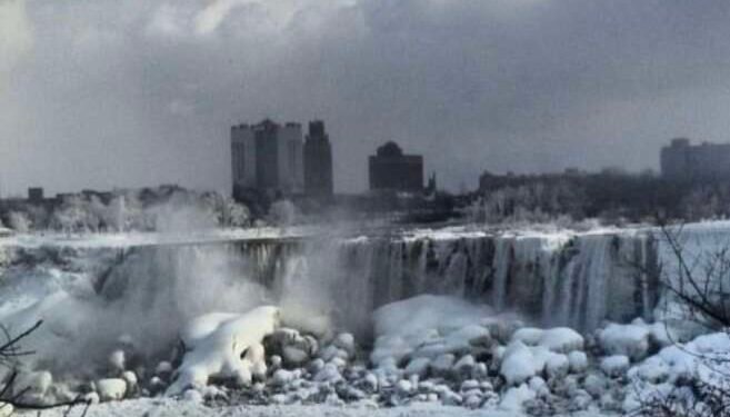 जगप्रसिद्ध नायगारा धबधबा गोठला , अमेरिकेला हिमवादळाचा तडाखा बसला आहे.