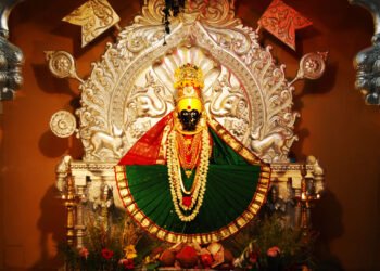 कोल्हापूरातून एक महत्वाची बातमी,अंबाबाई मंदिरात कर्मचाऱ्यांना मास्कची सक्ती…