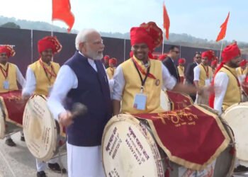 जेंव्हा पंतप्रधान नरेंद्र मोदी ढोल वाजवतात…