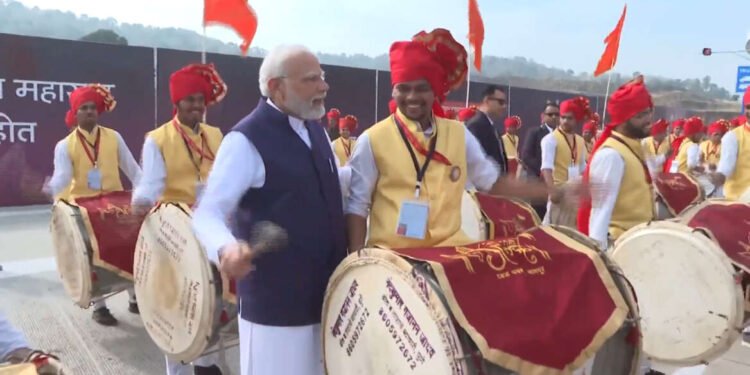 जेंव्हा पंतप्रधान नरेंद्र मोदी ढोल वाजवतात…
