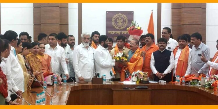 नाशिकमध्ये ठाकरे गटाला मोठा धक्का; 12 माजी नगरसेवक शिंदे गटात