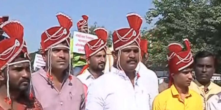 सोलापुरात ‘नवरदेवांचा’ अनोखा मोर्चा, अनोख्या आंदोलनाची चर्चा सोलापुरात रंगली….