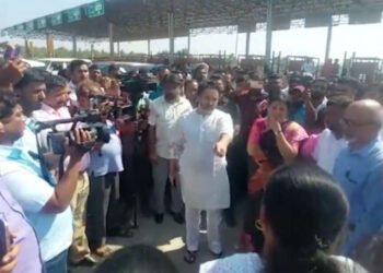 पहा संपूर्ण व्हिडीओ – हातीवले टोलवसुलीवरून निलेश राणे भडकले…
