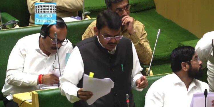 LIVE – पहा देवेंद्र फडणीस विधासभेतून लाईव्ह…